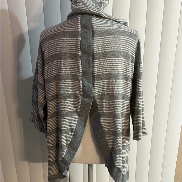 Jack by BB Dakota Gray Cape with Hood and Three-Quarter Sleeves - Picture 6 of 8